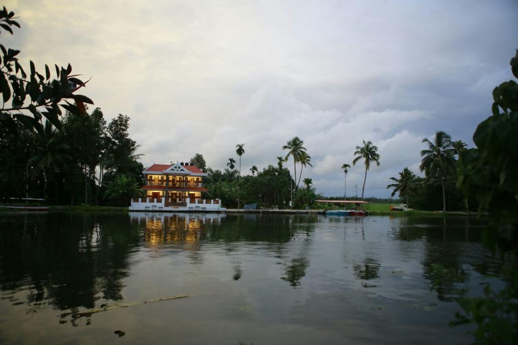 Mango Kerala Homes Kumarakom Exterior photo